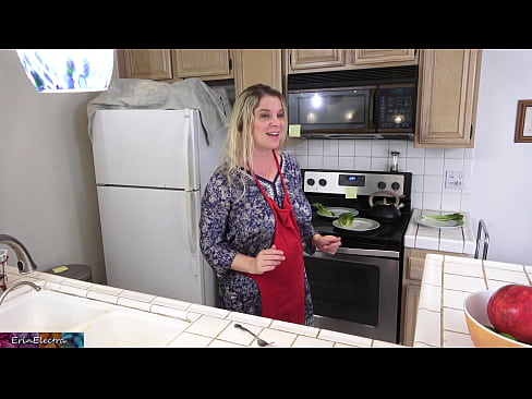 ❤️ Stiefmoeder melkt hem in de keuken voor zijn date Quality porn at porn nl.yespornpics-com.ru ❤